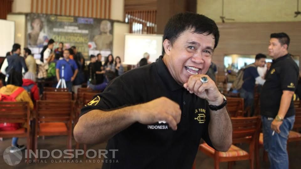Indonesia pernah memiliki sosok juara tinju, yang berhasil menjadi juara dunia. Sosok itu bernama Ellyas Pical. Copyright: © Herry Ibrahim/INDOSPORT